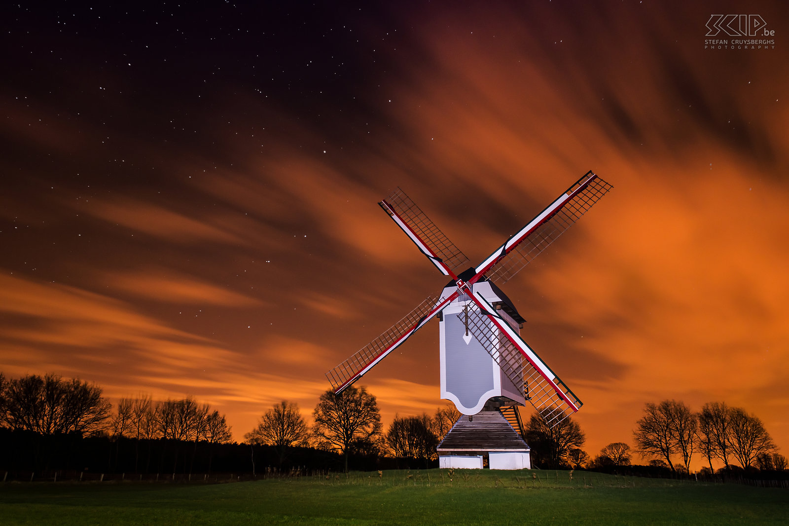 Lommel by night - Leyssensmolen Nachtfoto’s van mijn thuisstad Lommel. Enkele bekende monumenten zoals de Leyssensmolen, het Duits kerkhof, het Mariapark, het CC de Adelberg en de kerk van Lommel centrum soms met een wondermooie sterrenhemel. Bij sommige foto’s gebruikte ik mijn flits en zaklamp om met ‘light painting’ technieken het onderwerp te verlichten.<br />
<br />
De Leyssensmolen werd gebouwd in 1797 en stond oorspronkelijk in Olmen. In 1808 verhuisde de molen naar Lommel. In 2012 werd hij nogmaals gerenoveerd en verhuisde hij naar een mooie weide in Kattenbos.<br />
 Stefan Cruysberghs